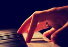 篮球传奇球星告别赛场，感动球迷心扉