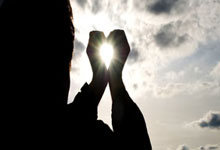 篮球传奇球星告别赛场，感动球迷心扉